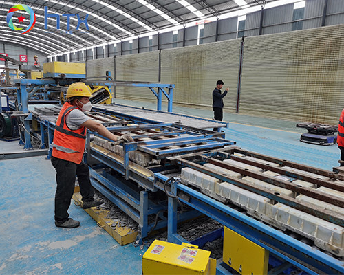 Ligne de production de panneaux muraux intérieurs et extérieurs avec machine à doser à coulée humide multifonctionnelle